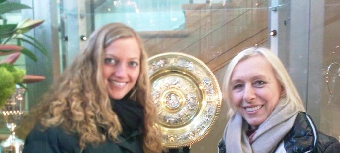 Petra Kvitová a Martina Navrátilová před originálem trofeje pro vítězku Wimbledonu - jméno Kvitová je na něm (zatím) jednou, to Navrátilové devětkrát