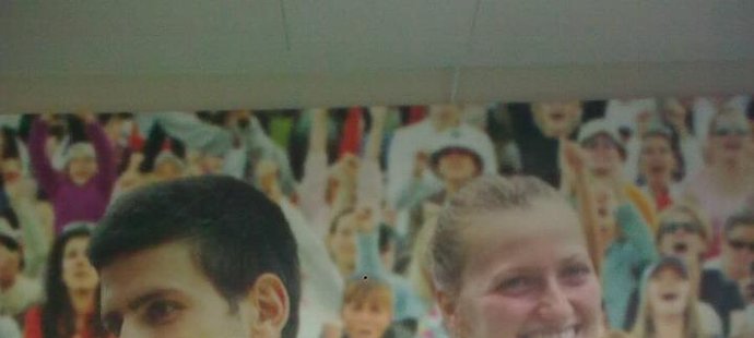 Petra Kvitová si vystavila na facebookový profil fotku před obřím plakátem připomínajícím její a Djokovičův triumf na loňském Wimbledonu