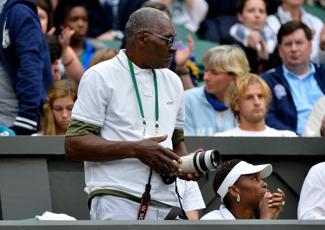 Otec Sereny Williamsové Richard sleduje wimbledonské čtvrtfinále své dcery proti Petře Kvitové