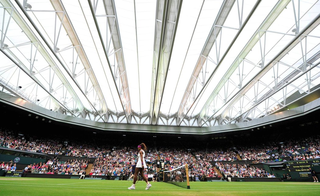 Serena Williamsová pod zataženou střechou wimbledonského centrkurtu při čtvrtfinále proti Petře Kvitové