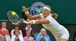 Petra Kvitová se snaží odvrátit dělový servis Sereny Williamsové ve čtvrtfinále Wimbledonu
