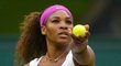 Serena Williamsová podává ve čtvrtfinále Wimbledonu proti Petře Kvitové