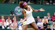 Serena Williamsová odehrává míček proti Petře Kvitové