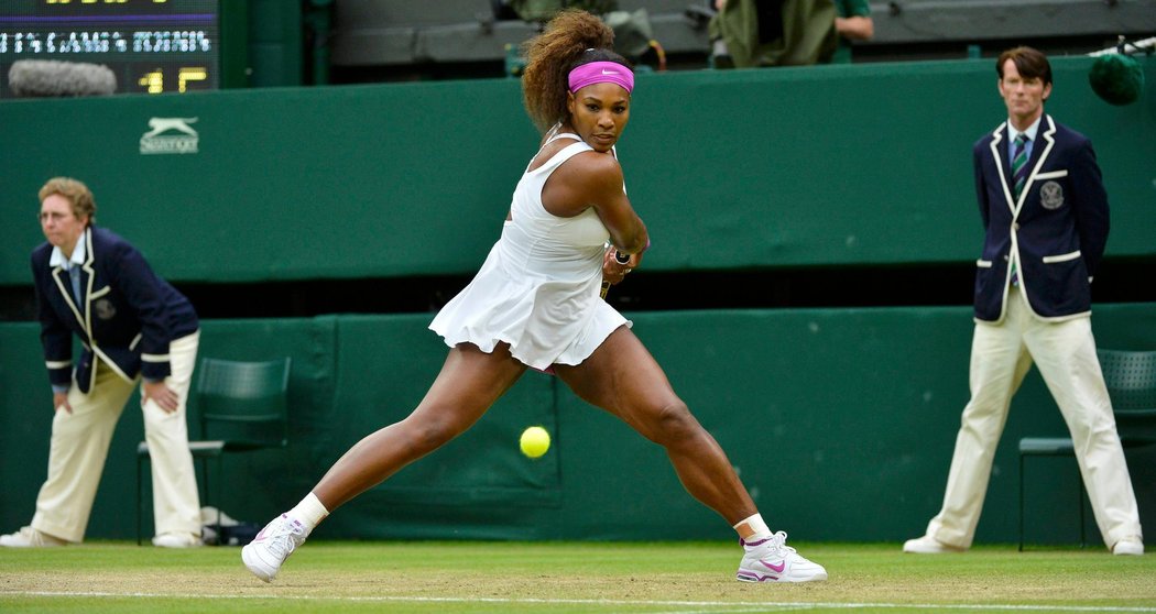Serena Williamsová se připravuje na jeden ze svých drtivých úderů v zápase s Petrou Kvitovou