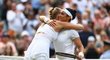 Petra Kvitová objímá vítěznou Tunisanku Uns Džábirovou po osmifinále Wimbledonu