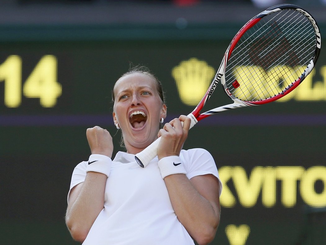 Petra Kvitová se raduje z triumfu nad Venus Williamsovou ve třetím kole Wimbledonu