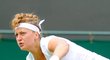 Petra Kvitová podává v zápase 4. kola Wimbledonu proti Francesce Schiavoneové