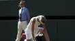Petra Kvitová se sbírá ze země v zápase prvního kola Wimbledonu proti Bělorusce Sasnovičové
