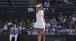Petra Kvitová se drží za hlavu v prvním kole Wimbledonu proti Bělorusce Sasnovičové