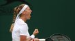 Petra Kvitová se hecuje v zápase druhého kola Wimbledonu