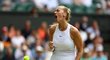 Petra Kvitová se hecuje po jednom z mála podařených míčků ve čtvrtém kole Wimbledonu