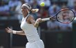 Petra Kvitová se opírá do míčku v duelu prvního kola Wimbledonu proti Aleksandře Sasnovičové