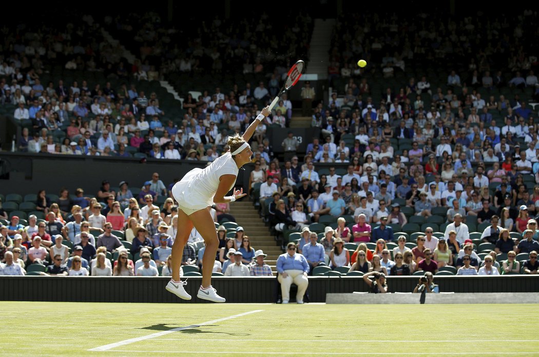 Petra Kvitová podává v prvním kole Wimbledonu proti Švédce Larssonové