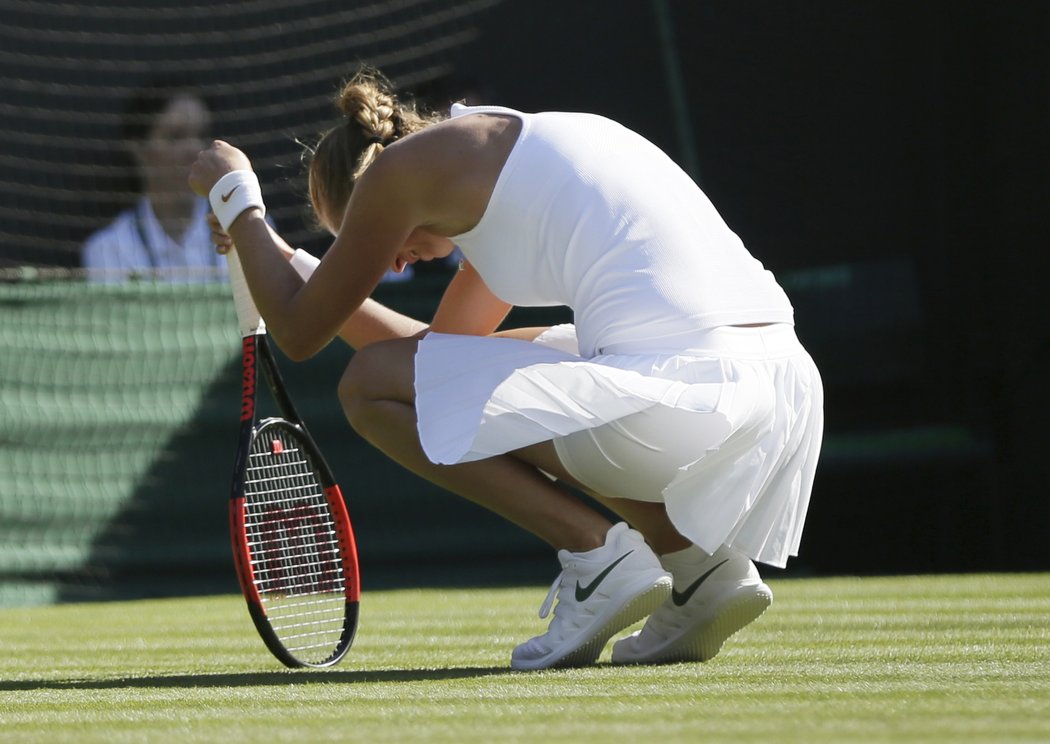 Petra Kvitová vydýchává jednu z mnoha nevydařených výměn v úvodním kole Wimbledonu