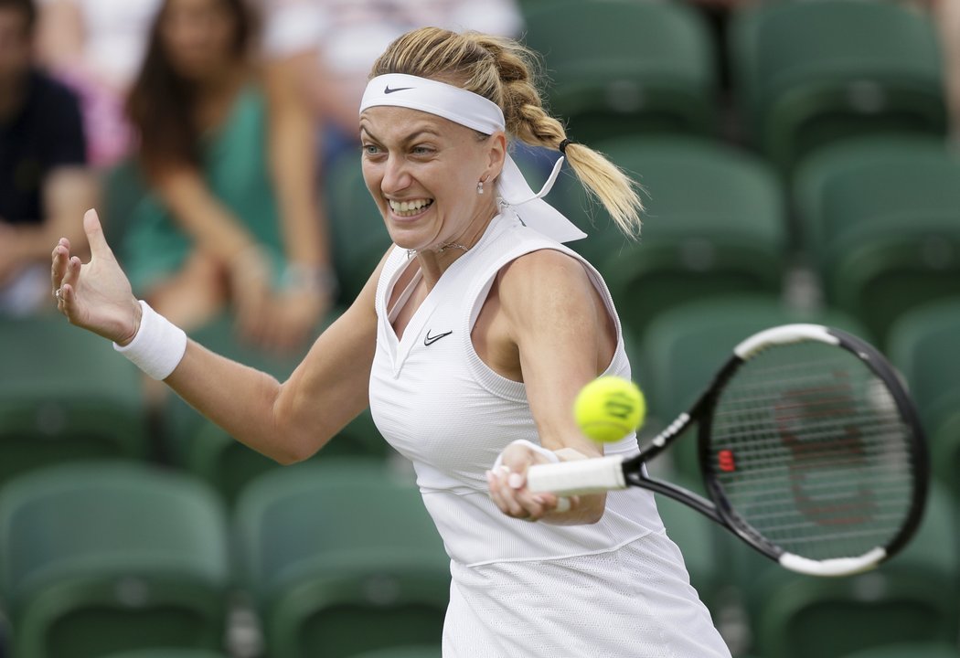 Petra Kvitová v zápase třetího kola Wimbledonu proti Polce Linetteové