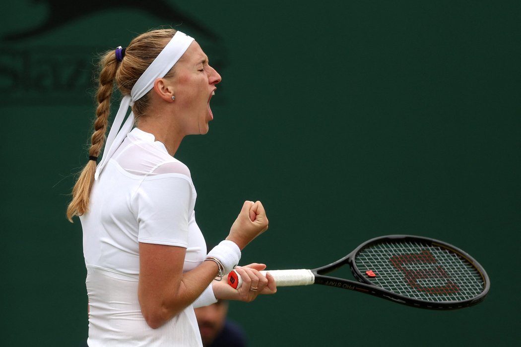 Petra Kvitová se hecuje v zápase druhého kola Wimbledonu