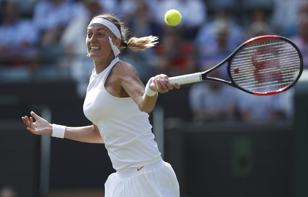 Petra Kvitová se opírá do míčku v duelu prvního kola Wimbledonu proti Aleksandře Sasnovičové