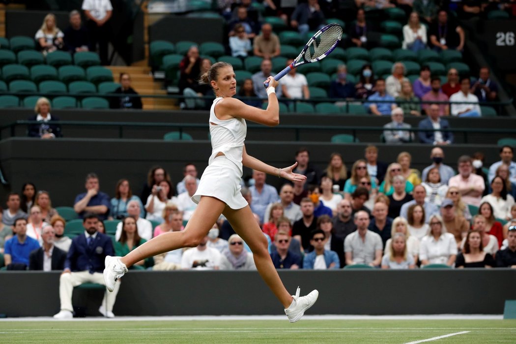 Česká tenistka Karolína Plíšková během čtvrtfinále Wimbledonu proti Švýcarce Golubičové