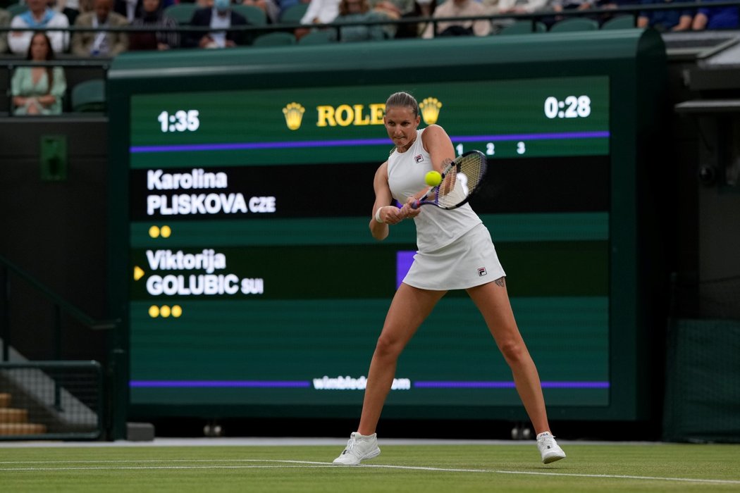 Česká tenistka Karolína Plíšková během čtvrtfinále Wimbledonu proti Švýcarce Golubičové