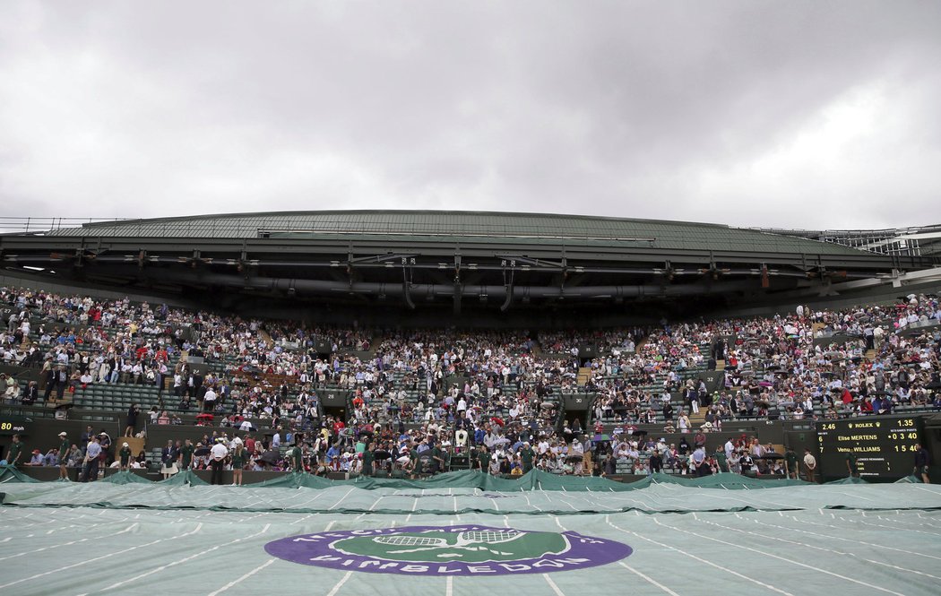 První den Wimbledonu komplikoval déšť