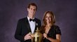 Andy Murray pózuje s pohárem pro vítěze Wimbledonu se svou přítelkyní Kim Searsovou
