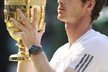 Kde jsem? Andy Murray si prožil lehké zklamání ve chvíli, kdy zjistil, že na wimbledonském poháru není jeho jméno. Všechno se pak ale vysvětlilo...
