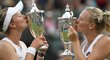 Barbora Krejčíková s Kateřinou Siniakovou líbají své poháry pro vítězky wimbledonské čtyřhry