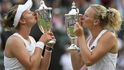 Barbora Krejčíková s Kateřinou Siniakovou líbají své poháry pro vítězky wimbledonské čtyřhry