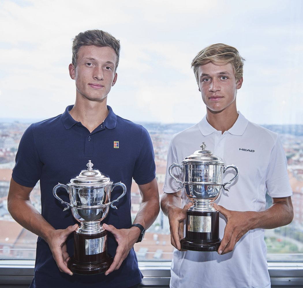 Jiří Lehečka a Jonáš Forejtek s poháry pro vítěze wimbledonské juniorské čtyřhry