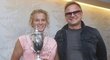 Kateřina Siniaková se svým otcem Dmitrijem po návratu z vítězného Wimbledonu