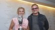 Kateřina Siniaková se svým otcem Dmitrijem po návratu z vítězného Wimbledonu