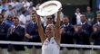 Angelique Kerberová s trofejí pro vítězku Wimbledonu