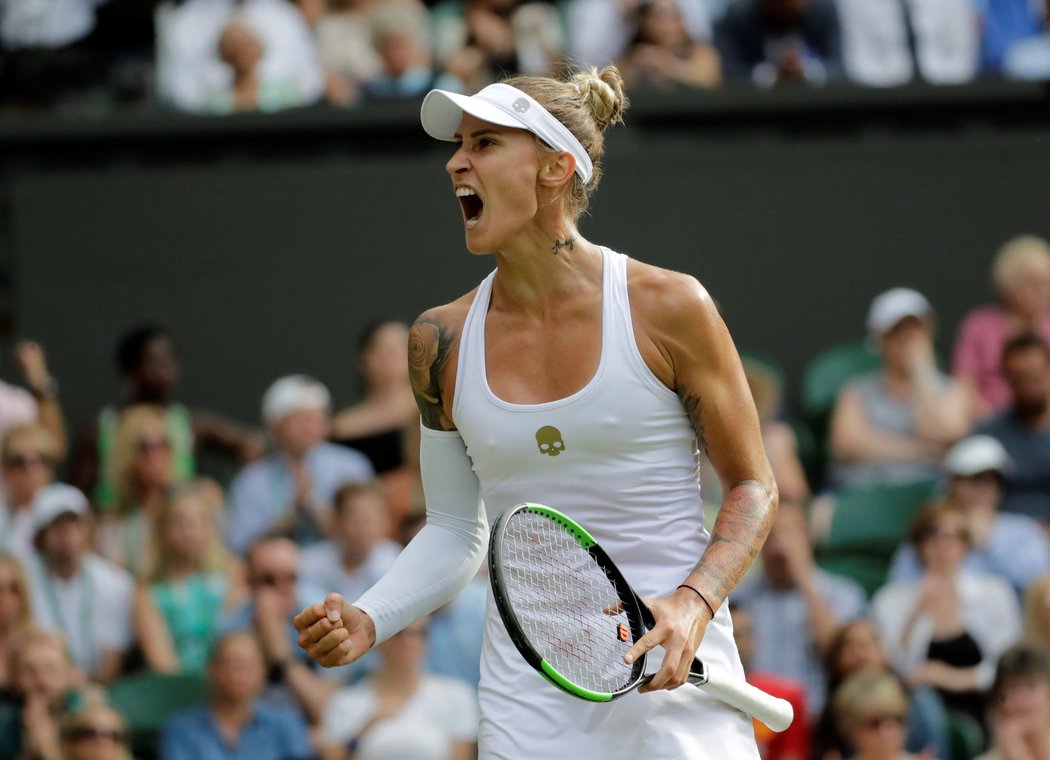Polona Hercogová svádí souboj na Wimbledonu s patnáctiletou Američankou.