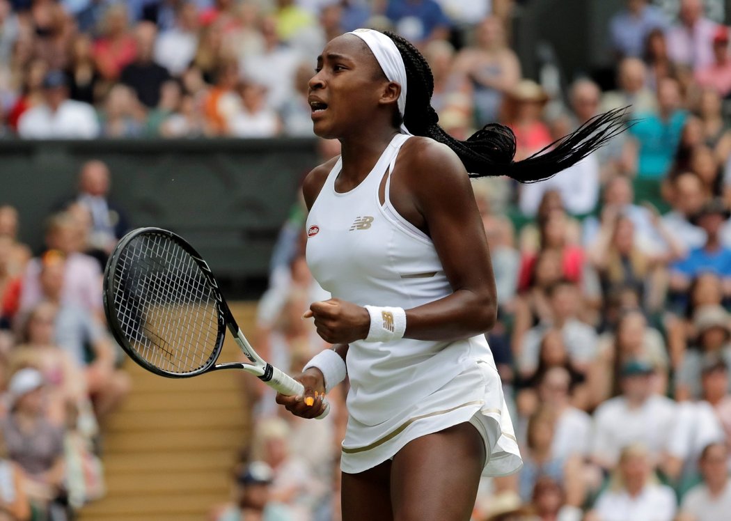 Patnáctiletá Američanka Cori Gauffová v souboji na Wimbledonu.