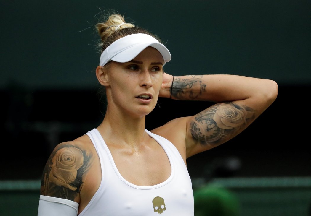 Polona Hercogová svádí souboj na Wimbledonu s patnáctiletou Američankou.