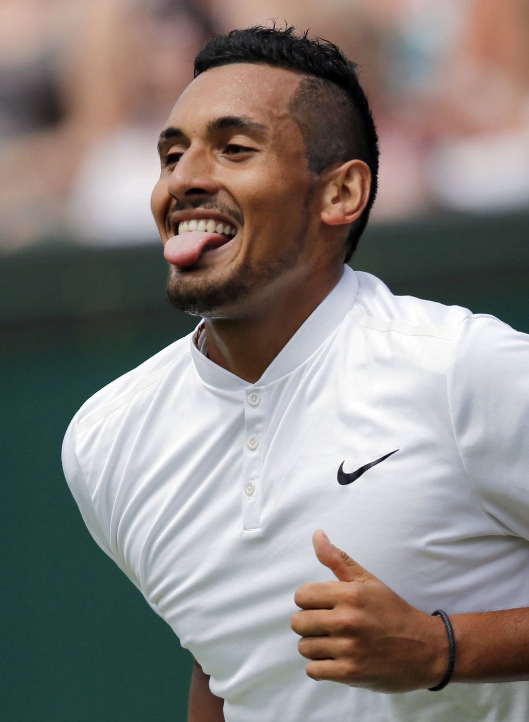 Australský mladík Nick Kyrgios se usmívá v zápase prvního kola Wimbledonu proti Radku Štěpánkovi