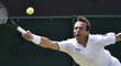 Radek Štěpánek se v prvním kole Wimbledonu natahuje po míčku z rakety Nicka Kyrgiose