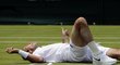 Radek Štěpánek si takhle ustlal na wimbledonské trávě v zápase s Nickem Kyrgiosem, palcem ukazuje, že je v pořádku