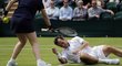 Podavačka míčků asistuje Radku Štěpánkovi u jeho zvedání po pádu v duelu prvního kola Wimbledonu proti Nicku Kyrgiosovi