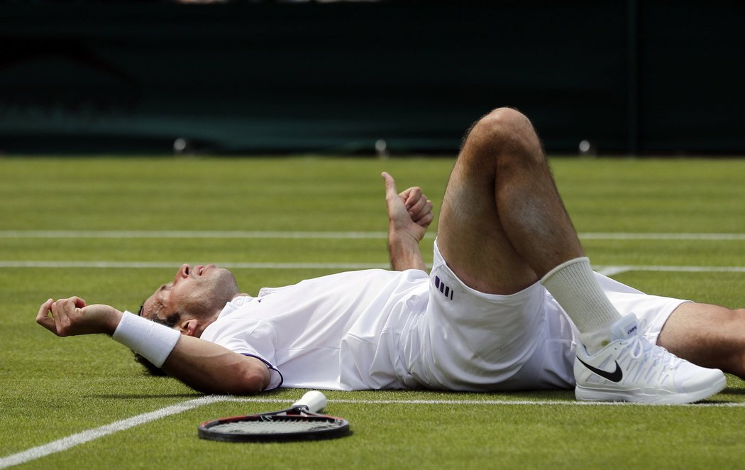 Radek Štěpánek si takhle ustlal na wimbledonské trávě v zápase s Nickem Kyrgiosem, palcem ukazuje, že je v pořádku