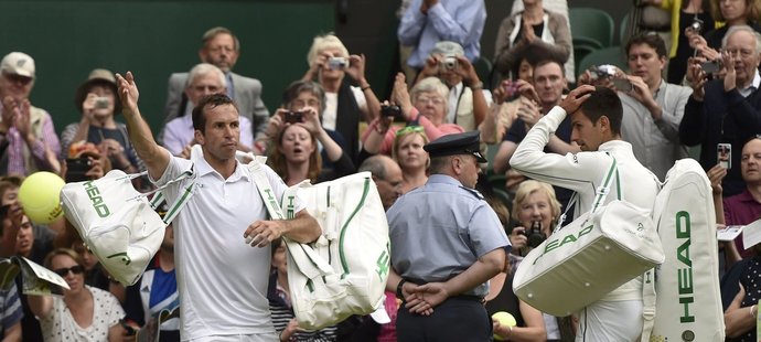 Radek Štěpánek se loučí s fanoušky ve Wimbledonu, ti ho po porážce s Novakem Djokovičem odměnili potleskem vestoje