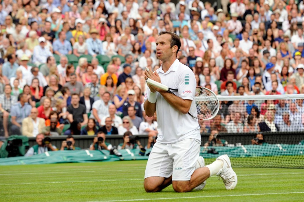 Radek Štěpánek se modlí k jestřábímu oku při posledním míčku v souboji s Novakem Djokovičem ve druhém kole Wimbledonu v roce 2014