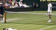 Momentka ze zápasu Wimbledonu mezi Federerem a Raonicem
