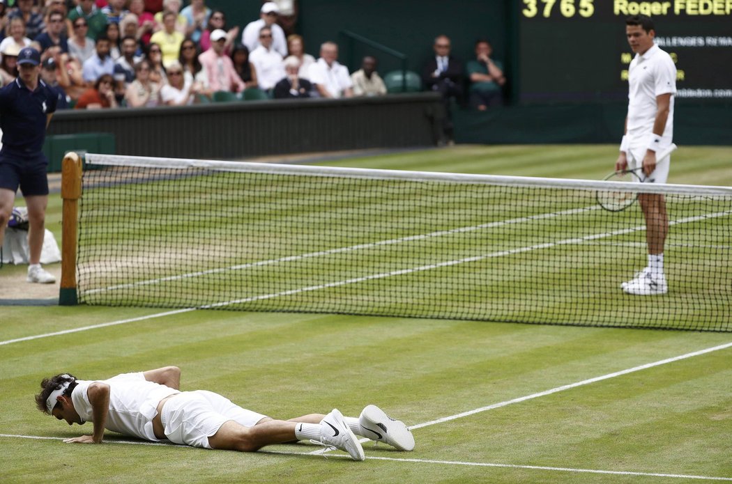 Momentka ze zápasu Wimbledonu mezi Federerem a Raonicem