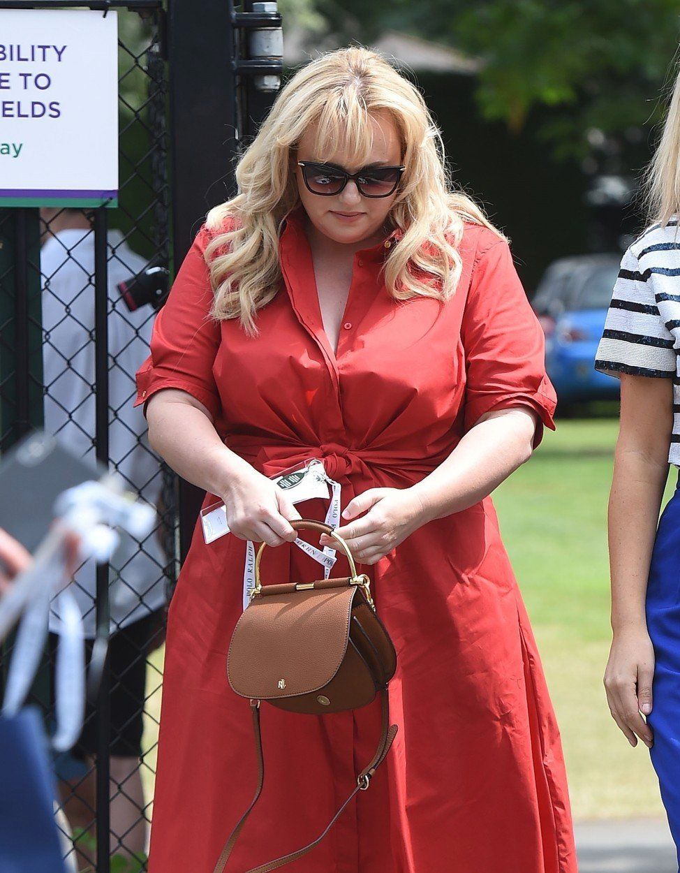 Karolíně Muchové přišla fandit i extravagantní australská herečka Rebel Wilson