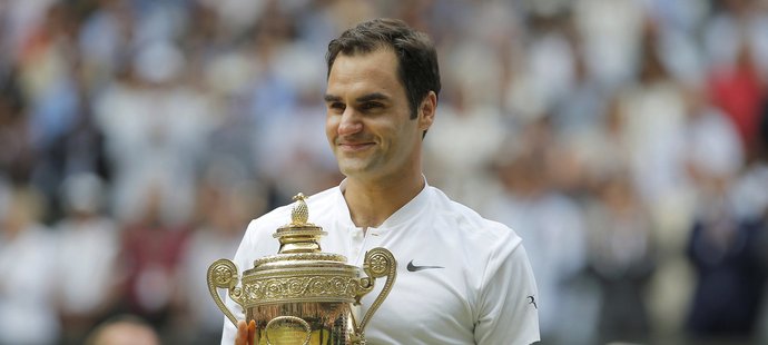 Roger Federer s trofejí pro vítěze Wimbledonu