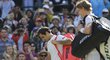 Roger Federer se sklopenou hlavou opouští wimbledonský centrkurt po porážce s Kevinem Andersonem