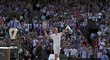 Kevin Anderson se raduje z triumfu nad Rogerem Federerem ve čtvrtfinále Wimbledonu