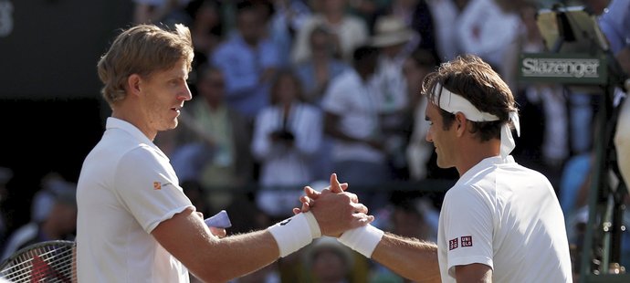 Roger Federer gratuluje Kevinu Andersonovi k postupu do semifinále Wimbledonu