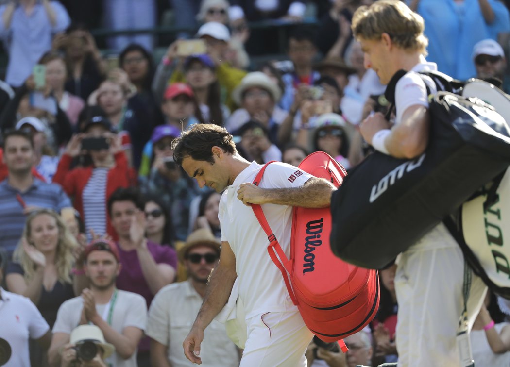 Roger Federer se sklopenou hlavou opouští wimbledonský centrkurt po porážce s Kevinem Andersonem